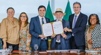 Lula sanciona lei que restringe uso de celular em escolas